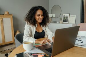 Salariée en télétravail travaillant depuis son domicile sur un ordinateur portable, illustrant l’indemnité d’occupation du domicile reconnue par la Cour de cassation – article BAPE sur le télétravail.