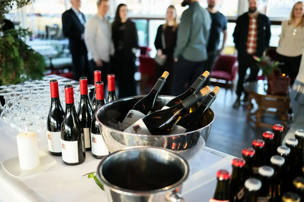 pot d’entreprise avec bouteilles de vin illustration du risque alcool au travail et de la responsabilité de l’employeur