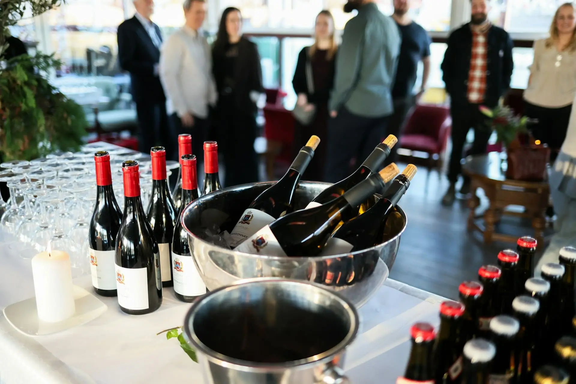 pot d’entreprise avec bouteilles de vin illustration du risque alcool au travail et de la responsabilité de l’employeur